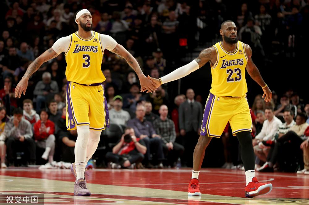 现出极大的 现出极大的